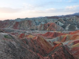 嘉峪关七彩丹霞一天够吗_张掖七彩丹霞景区到嘉峪关