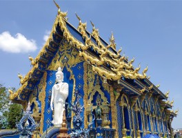 泰国清迈蓝庙旅游攻略最新_寺庙届的一朵奇葩,深邃又凝重的泰国蓝庙