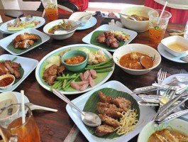 泰国清迈阿月美食_泰国清迈旅游多少钱